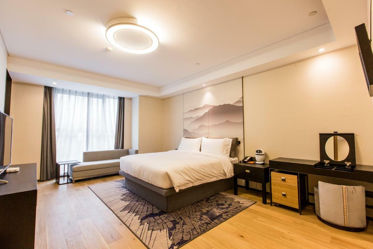 Howard Johnson By Wyndham Life Zhuoyuan Нінбо Екстер'єр фото